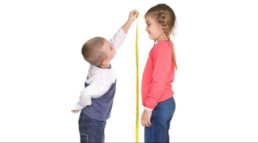 Изменения роста ребенка. Измерение роста ребенка. Дети по росту. Измеритель роста для детей. Ребенок измеряет рост.